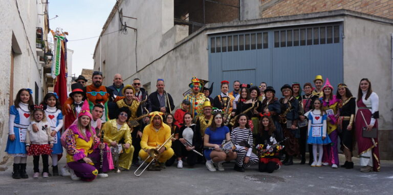 Rua infantil a carrec de la banda de musica de godall pels carrers enfarinats.